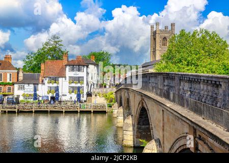 6 juin 2019 : Henley on Thames, Royaume-Uni - le pont Henley et la Tamise, avec le pub et restaurant Angel Riverside. Banque D'Images