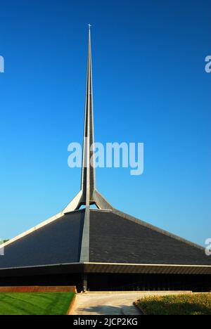 L'église chrétienne du Nord, conçue par le célèbre architecte Eero Saarinen, est une structure d'architecture moderne dans la petite ville de Columbus Indiana Banque D'Images