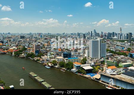 Bangkok, Thaïlande - 25 avril ,2022 : vue sur le fleuve Chao Phraya avec bâtiment dans la ville de Bangkok, Thaïlande Banque D'Images