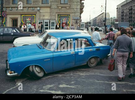 En 1991, Moskvitch, une automobile russe, a quitté le Krestovskiy Pereulok et Prospect Mira dans le nord de Moscou, quelques mois avant la fin de l'Union soviétique. Banque D'Images