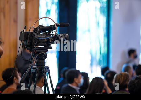 Bangkok, Thaïlande - 22 décembre 2020, Un magnétoscope, caméra professionnelle est installé et prêt à enregistrer l'intervieweur à Bangkok, Thaïlande. Banque D'Images