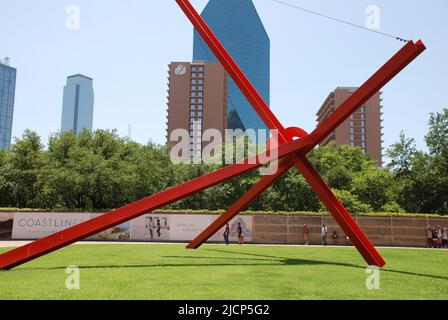 Sculpture emblématique « Ave » de Mark di Suvero en face du musée d'art de Dallas au Texas Banque D'Images