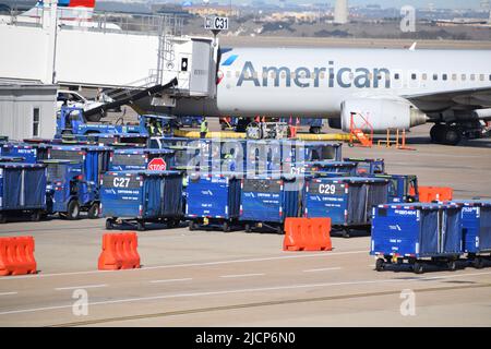 Un avion d'American Airlines est desservi par des agents de service de rampe d'embarquement lorsqu'il est stationné à la porte C31 du terminal C de l'aéroport DFW (aéroport de Dallas-fort Worth) Banque D'Images