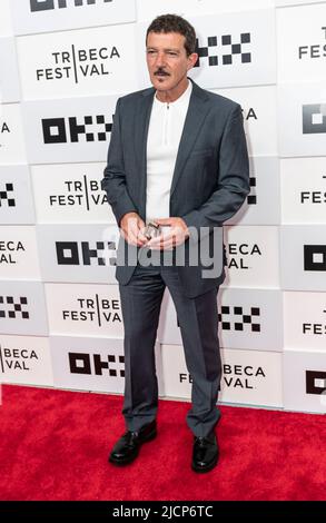 New York, NY - 14 juin 2022: Antonio Banderas assiste à la première du 'Concours officiel' pendant le Festival du film de Tribeca au CCMB Banque D'Images