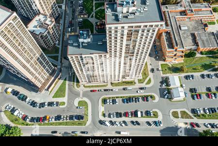 parking près des immeubles modernes en hauteur. vue aérienne. Banque D'Images