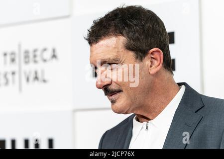 New York, NY - 14 juin 2022: Antonio Banderas assiste à la première du 'Concours officiel' pendant le Festival du film de Tribeca au CCMB Banque D'Images