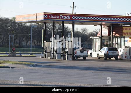 Prendre un camion stationné aux pompes à gaz d'une station-service Quick Track Banque D'Images