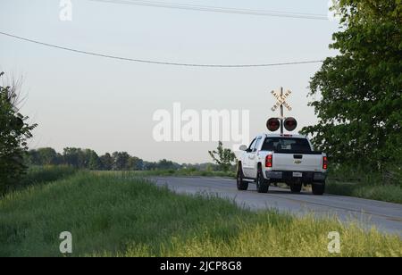 Un pick-up blanc sur le point de traverser un passage à niveau dans la zone rurale du centre-est de l'Illinois, dans le comté de Douglas Banque D'Images