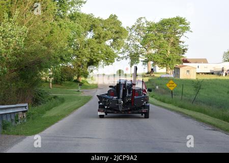 Pick-up tirant un bateau sur une remorque sur une route dans le centre-est rural de l'Illinois (comté de Douglas) Banque D'Images