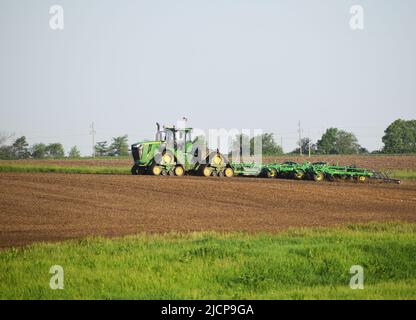 Un agriculteur conduisant un tracteur John Deere 9620 RX sur un champ dans le centre-est rural de l'Illinois (comté de Douglas) Banque D'Images