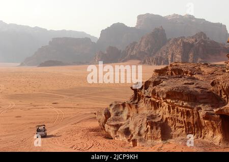 Véhicule de tourisme à Wadi Rum, Jordanie Banque D'Images