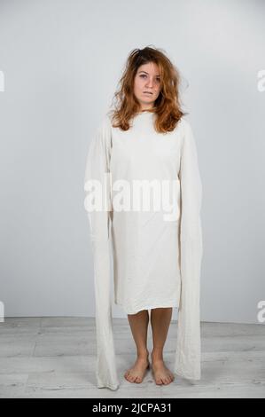 Portrait en gros plan d'une femme aliénée en blouson sur fond blanc. Banque D'Images