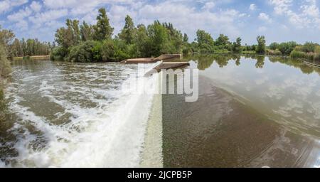 Barrage de dérivation de la rivière Guadiana près de la Fabrica de la Luz, Merida, Badajoz, Espagne Banque D'Images