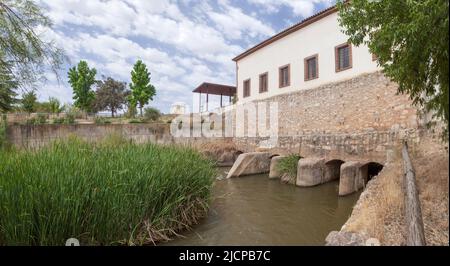 Le bâtiment Fabrica de la Luz, ancienne centrale d'alimentation électrique, abrite désormais le centre d'accueil des visiteurs d'El Berrocal, à Merida, en Espagne Banque D'Images