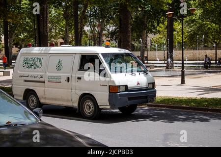 Fès, Maroc - Ambulance de 14 juin 2022 traversant les rues de Fès pendant l'épidémie de coronavirus qui frappe le Maroc Banque D'Images