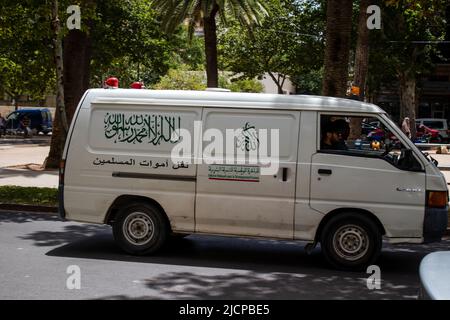 Fès, Maroc - Ambulance de 14 juin 2022 traversant les rues de Fès pendant l'épidémie de coronavirus qui frappe le Maroc Banque D'Images