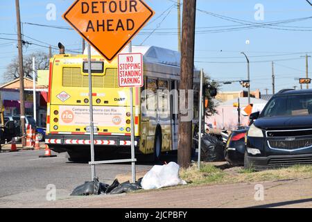 Un bus DART (Dallas Area Rapid Transit) traversant une zone de construction Banque D'Images