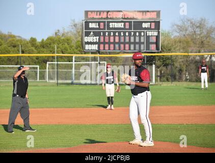 Un pichet du Dallas Christian College sur le tas contre Ecclesia College à Denny et Glenda Dixon Field à Farmers Branch, Texas Banque D'Images