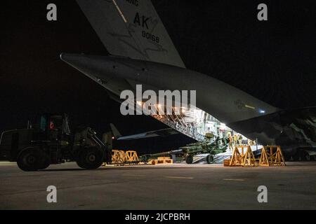 USEUCOM, emplacement non divulgué. 2nd mai 2022. Le personnel de l'armée de l'air américaine et de l'armée américaine se prépare à décharger un obusier de M777 provenant d'un C-17 Globemaster III de la base conjointe Elmendorf AK., en Europe de l'est, au 2 mai 2022. L'assistance de sécurité que les États-Unis fournissent à l'Ukraine permet un succès critique sur le champ de bataille contre la force russe d'invasion. Credit: US Air Force/ZUMA Press Wire Service/ZUMAPRESS.com/Alamy Live News Banque D'Images