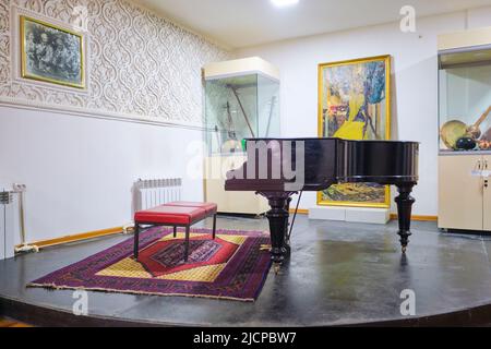 Son piano et d'autres instruments de musique exposés. Au musée de la maison de la danseuse arménienne du patrimoine, actrice, chanteuse Tamar Khanum. À Tachkent, ouzbek Banque D'Images