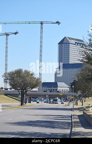 Grandes grues de construction dans la région de Las Colinas d'Irving, Texas; Williams Square en arrière-plan Banque D'Images