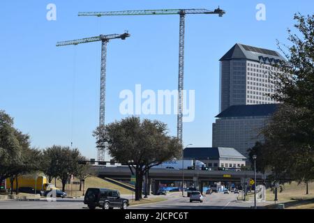 Grandes grues de construction dans la région de Las Colinas d'Irving, Texas; Williams Square en arrière-plan Banque D'Images