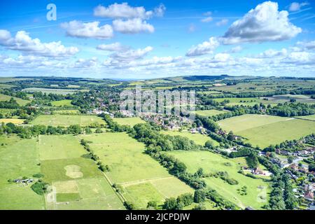 Photo aérienne de la vallée de Findon entre les South Downs et la belle campagne de West Sussex dans le sud de l'Angleterre. Banque D'Images