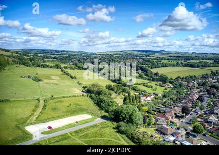 Vue aérienne de la vallée de Findon entre les South Downs et la belle campagne de West Sussex dans le sud de l'Angleterre. Banque D'Images