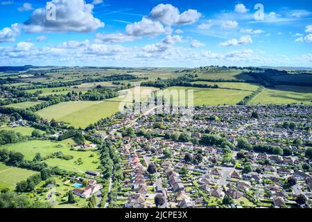 Photo aérienne de Worthing et de la vallée de Findon entre les South Downs et la belle campagne de West Sussex dans le sud de l'Angleterre. Banque D'Images