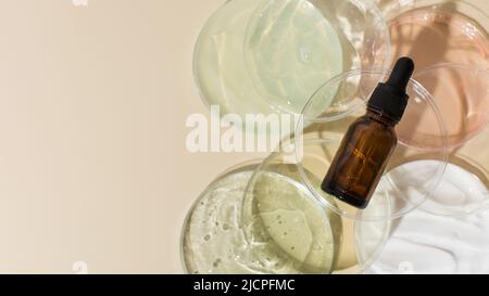 Boîtes de Pétri avec différents produits cosmétiques et flacon de pipette vierge beige Banque D'Images