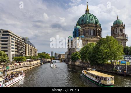 Des bateaux touristiques sur la Spree naviguent jusqu'au Berliner Dom (cathédrale de Berlin) sur l'île des musées (Museuminsel), à Berlin. Banque D'Images