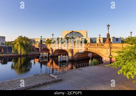 Le pont en pierre de Moltke (Moltkebrücke) au-dessus de la rivière Spree dans le quartier central de Berlin avec le bâtiment fédéral de la Chancellerie en arrière-plan, Allemagne Banque D'Images