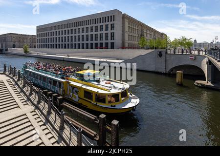 Un bateau touristique sur la Spree avec le musée du Forum Humboldt au nouveau Palais de Berlin en arrière-plan, Berlin. Banque D'Images