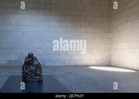 La sculpture de Käthe Kollwitz d'une mère et de son fils mort à l'intérieur de la Neue Wache / Nouvelle Garde, Berlin, Allemagne Banque D'Images