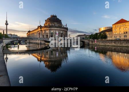 Le Musée de la Bode sur l'île des Musées et le pont du Monbijou. Bâtiments historiques classés à côté de la rivière Spree, Mitte, Berlin. Banque D'Images