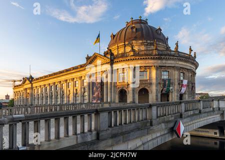 Le Musée de la Bode sur l'île des Musées et le pont de Monbijou sur la Spree, Berlin. Banque D'Images