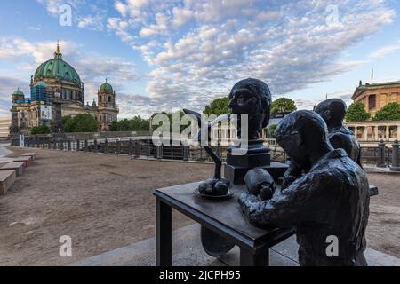 Monument situé dans le parc Monbijou, Berlin, en hommage à Friedrich Adolph Wilhelm Diesterweg, un homme politique allemand de 18th et 19th ans. Berliner Dom derrière Banque D'Images