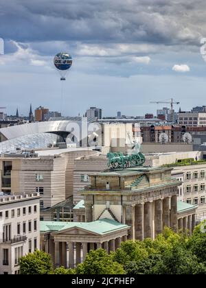 Vue sur la porte de Brandebourg depuis le toit du bâtiment Reichstag à Berlin, Allemagne. Le Air Service Berlin WELT-Balloon est au loin. Banque D'Images