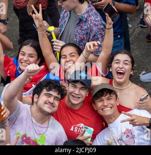 San José, Costa Rica. 14th juin 2022. Les fans costariciens fêtent après que leur équipe s'est qualifiée pour la coupe du monde du Qatar 2022 à San José, Costa Rica, 14 juin 2022. Crédit: Esteban Dato/Xinhua/Alamy Live News Banque D'Images