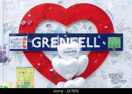 Un service commémoratif a lieu à la tour Grenfell pour commémorer le 5th anniversaire de l'incendie de Grenfell. Photo prise le 14th juin 2022. © Belinda Jiao Banque D'Images