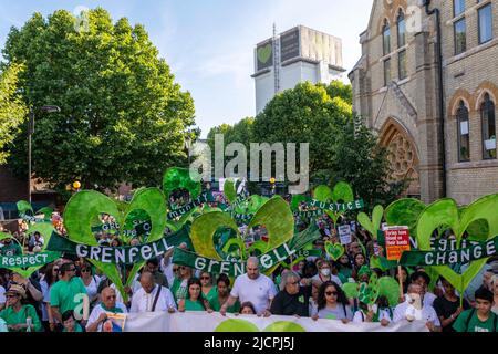 Une marche silencieuse commence à l'église méthodiste de Notting Hill, en face de la tour Grenfell, pour commémorer le 5th anniversaire du feu Grenfell. Image s Banque D'Images