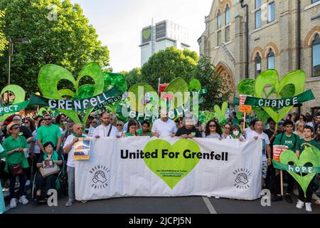 Une marche silencieuse commence à l'église méthodiste de Notting Hill, en face de la tour Grenfell, pour commémorer le 5th anniversaire du feu Grenfell. Image s Banque D'Images