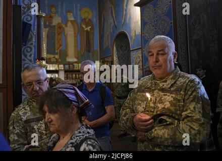 Non exclusif : KIEV, UKRAINE - 14 JUIN 2022 - des soldats assistent aux funérailles du militaire ukrainien Volodymyr Prymachenko, le chef de Kiev Banque D'Images