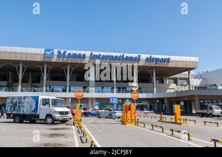 Bichkek, Kirghizistan - 13 mai 2022 : entrée de l'aéroport international de Manas Banque D'Images