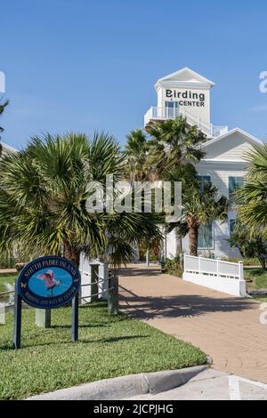 Une affiche-branches Roseate sur le panneau indiquant le South Padre Island Birding and nature Center sur South Padre Island, Texas. Banque D'Images