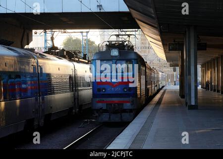 Kiev, Ukraine. 14 juin 2022. Un train médical spécial à huit wagons qui a été rééquipé et inauguré pendant la guerre à la demande de médecins sans frontières arrive à la gare de Kiev-Pasazhyrskyi, à Kiev, capitale de l'Ukraine. 14 juin 2022. Photo de Pavlo Bagmut/ABACAPRESS.COM Banque D'Images