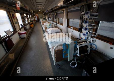 Kiev, Ukraine. 14 juin 2022. Les lits des blessés sont disposés à l'intérieur d'une des huit voitures d'un train médical spécial qui a été rééquipé et inauguré pendant la guerre à la demande de médecins sans frontières, Kiev, capitale de l'Ukraine. 14 juin 2022. Photo de Pavlo Bagmut/ABACAPRESS.COM Banque D'Images