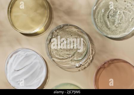 Différents produits de soin de la peau dans les boîtes de Petri et ombre sur fond jaune Banque D'Images