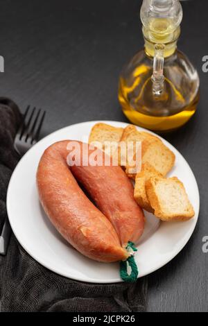 saucisse portugaise typique avec toasts sur le plat Banque D'Images