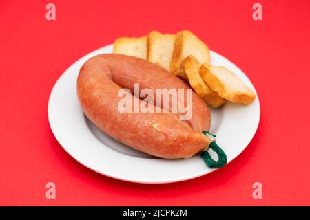 saucisse portugaise typique avec toasts sur le plat Banque D'Images